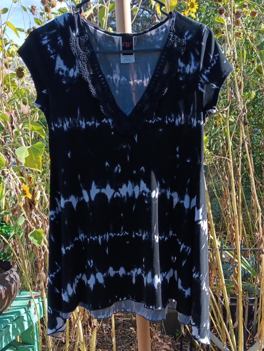 Wrapper Black and White Tie-Dye V-Neck Short Sleeve Top